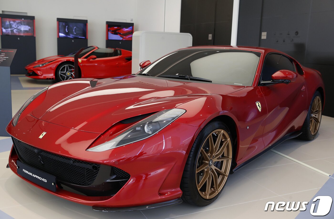 본문 이미지 - 서울 서초구 페라리 반포 전시장에서 열린 ‘프라이빛 뷰-풀 체인지’ 행사에서 현존하는 페라리 로드카 중 가장 강력한 12 기통 모델 페라리 812 슈퍼패스트 (812 Superfast)가 전시돼 있다. 2021.12.17/뉴스1 ⓒ News1 권현진 기자