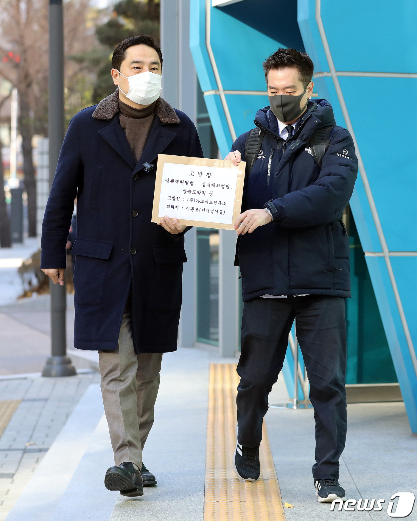 (서울=뉴스1) 김진환 기자 = 가로세로연구소 강용석 변호사와 김세의 전 기자가 17일 오후 서울 종로구 서울지방경찰청에서 이재명 더불어민주당 대선후보의 아들 이동호 씨의 상습도박 …