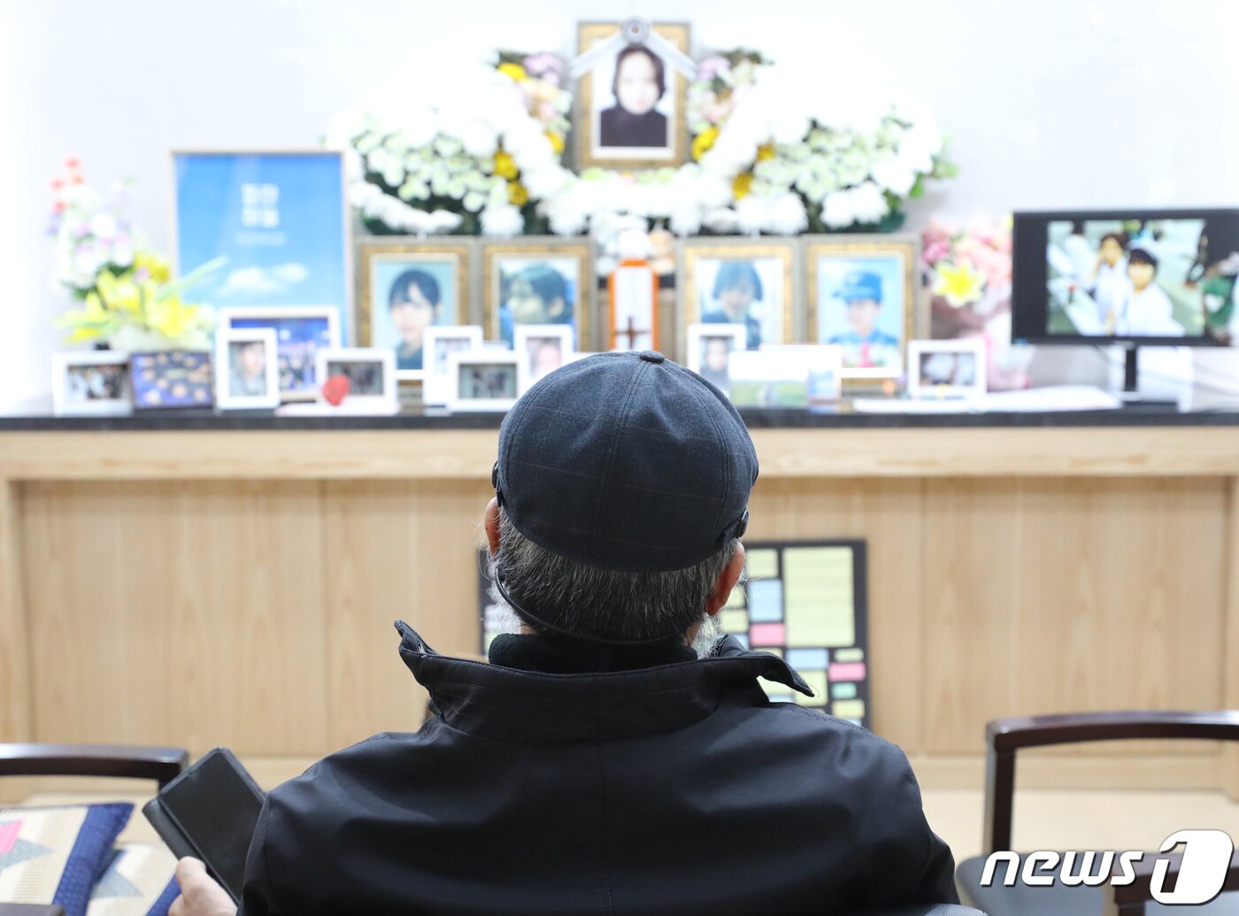 본문 이미지 - 고(故) 이예람 공군 중사 부친이 지난 17일 경기도 성남시 분당구 국군수도병원 장례식장 내 이 중사 빈소에서 영정사진을 바라보고 있다. 2021.12.17/뉴스1 ⓒ News1 김영운 기자