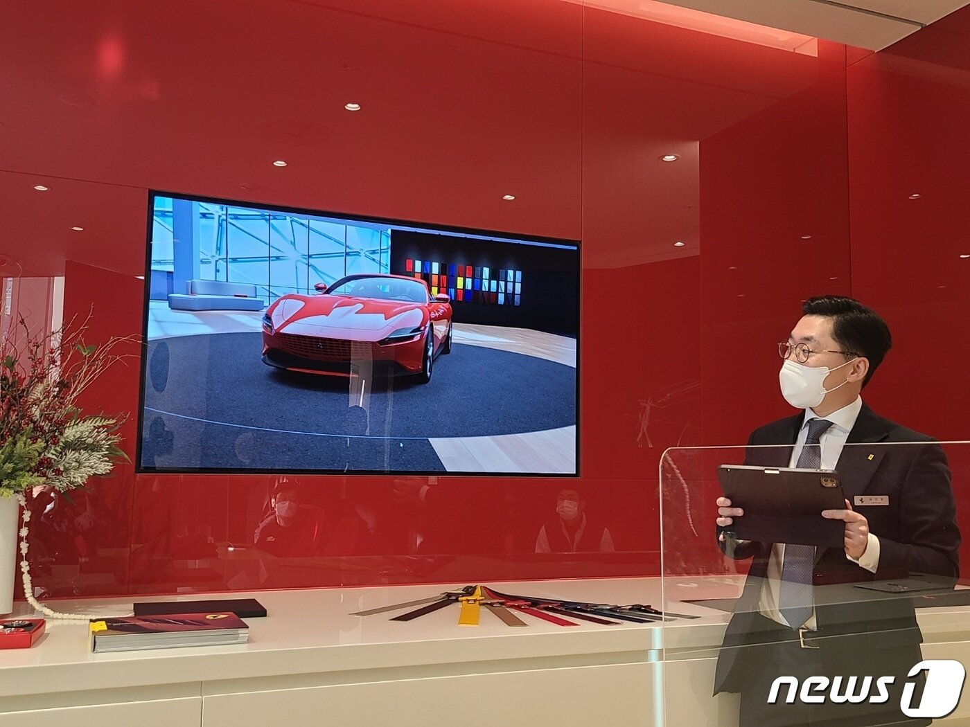 본문 이미지 - 유민규 FMK 세일즈컨설턴트 과장이 '페라리 아틀리에(Ferrari Atelier)'에서  가상주문시스템인 컨피큐레이터를 시연하고 있다. ⓒ 뉴스1 김민석 기자