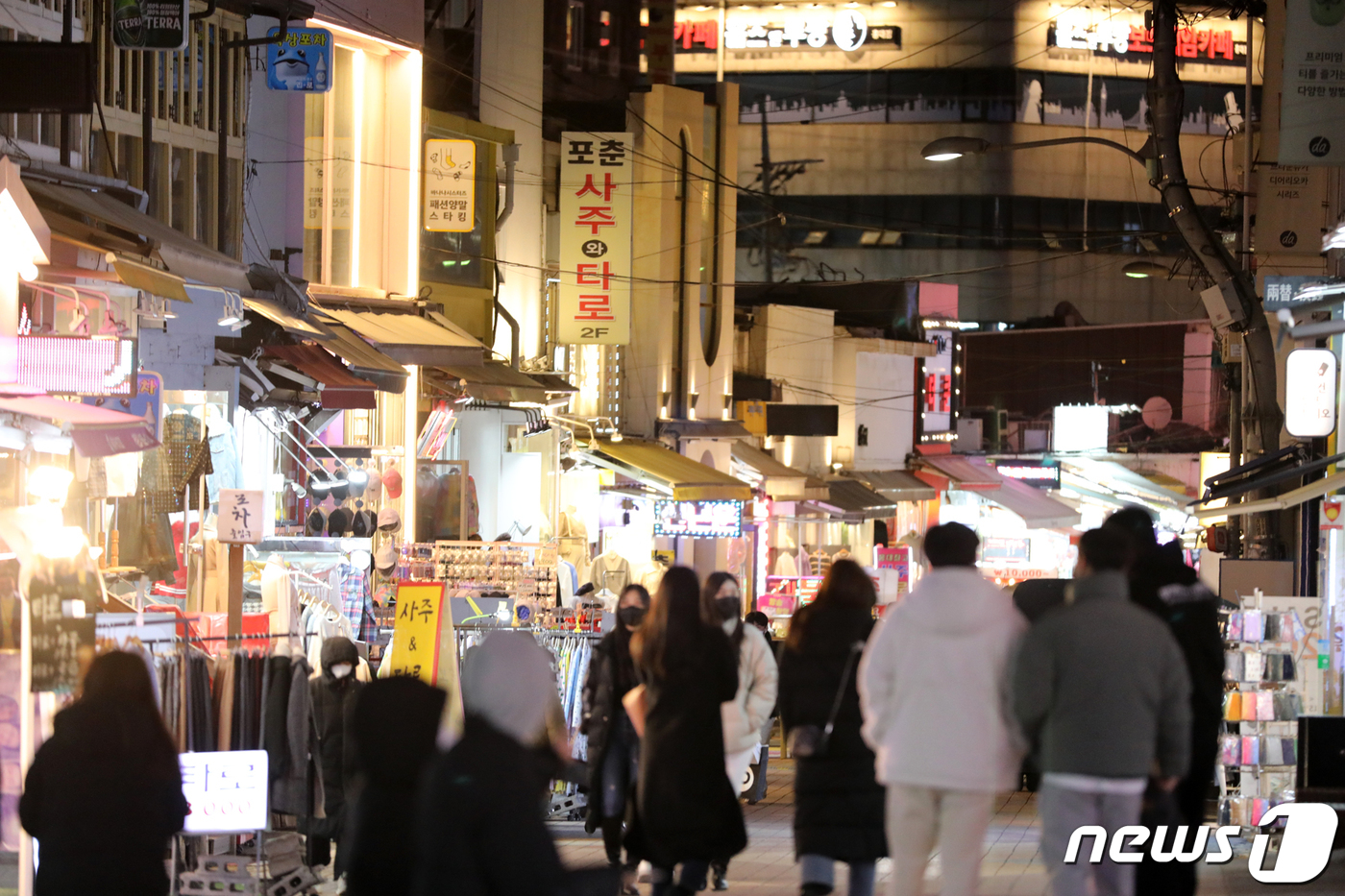 (서울=뉴스1) 황기선 기자 = 정부의 사회적 거리두기 강화를 하루 앞둔 17일 오후 서울 마포구 홍대거리에서 시민들이 발걸음을 옮기고 있다.정부는 오는 18일부터 2주간 수도권과 …