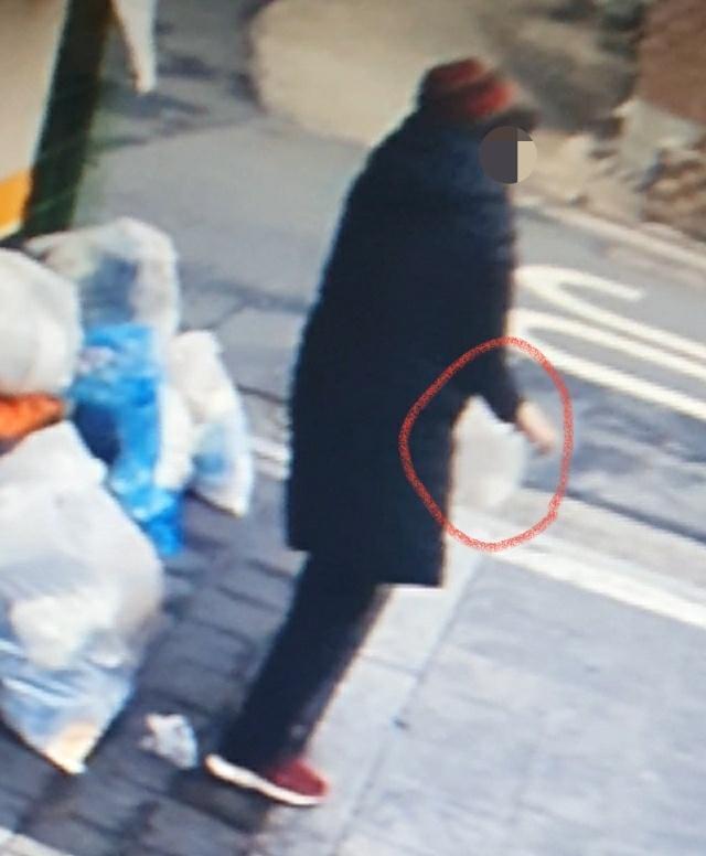 본문 이미지 - 서울 은평구에 거주하는 것으로 추정되는 한 여성이 종량제 봉투에 담긴 쓰레기는 버리고 봉투만 훔쳐가는 모습이 포착됐다. ('보배드림' 갈무리) ⓒ 뉴스1