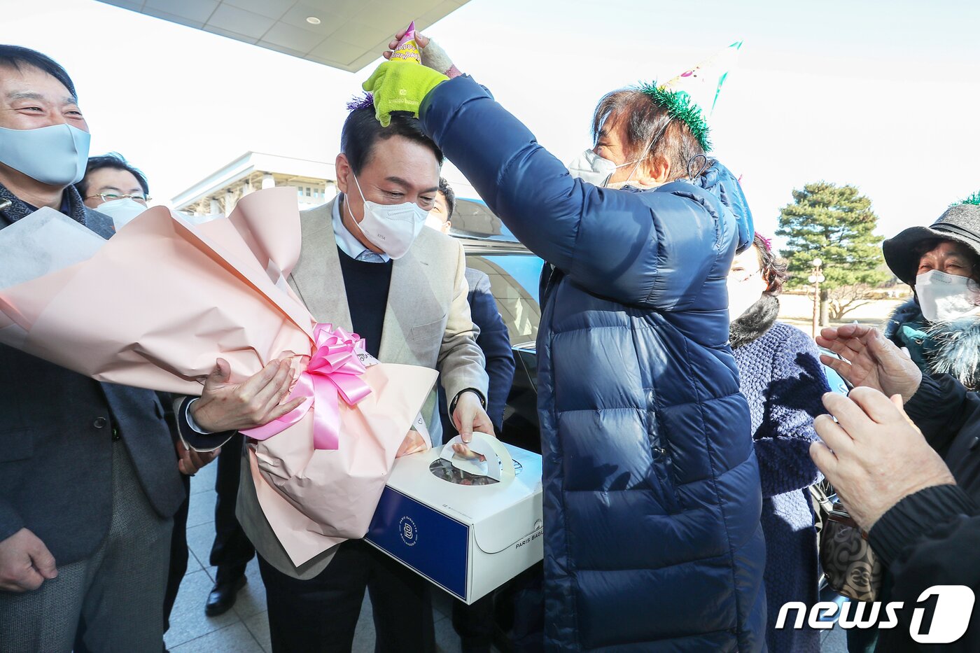 본문 이미지 - 생일을 맞은 윤석열 국민의힘 대선 후보가 18일 오전 서울 영등포구 여의도 의원회관 앞에서 지지자들로부터 축하를 받고 있다. 2021.12.18/뉴스1 ⓒ News1 민경석 기자
