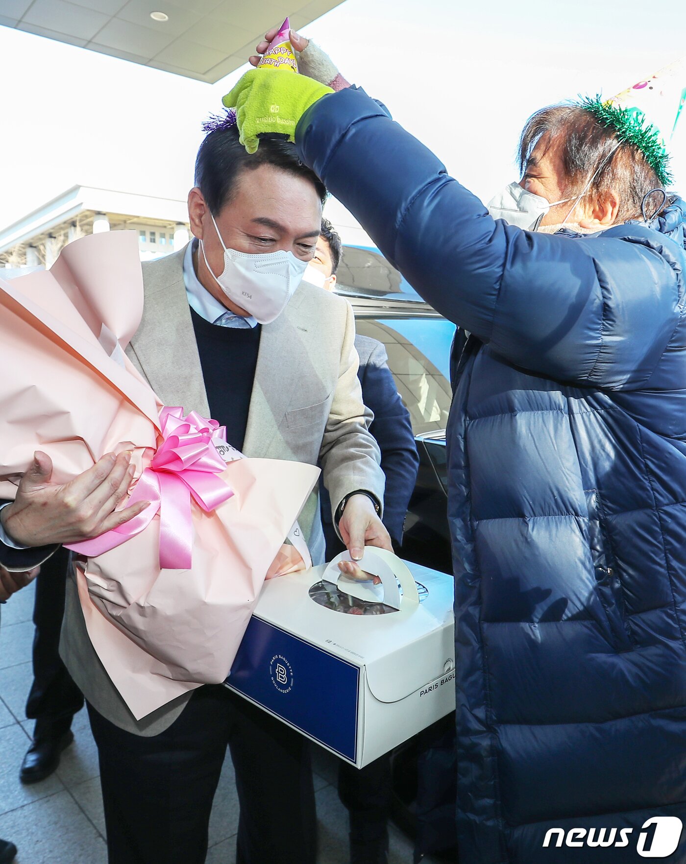 본문 이미지 - 생일을 맞은 윤석열 국민의힘 대선 후보가 18일 오전 서울 영등포구 여의도 의원회관 앞에서 지지자들로부터 축하를 받고 있다. 2021.12.18/뉴스1 ⓒ News1 민경석 기자