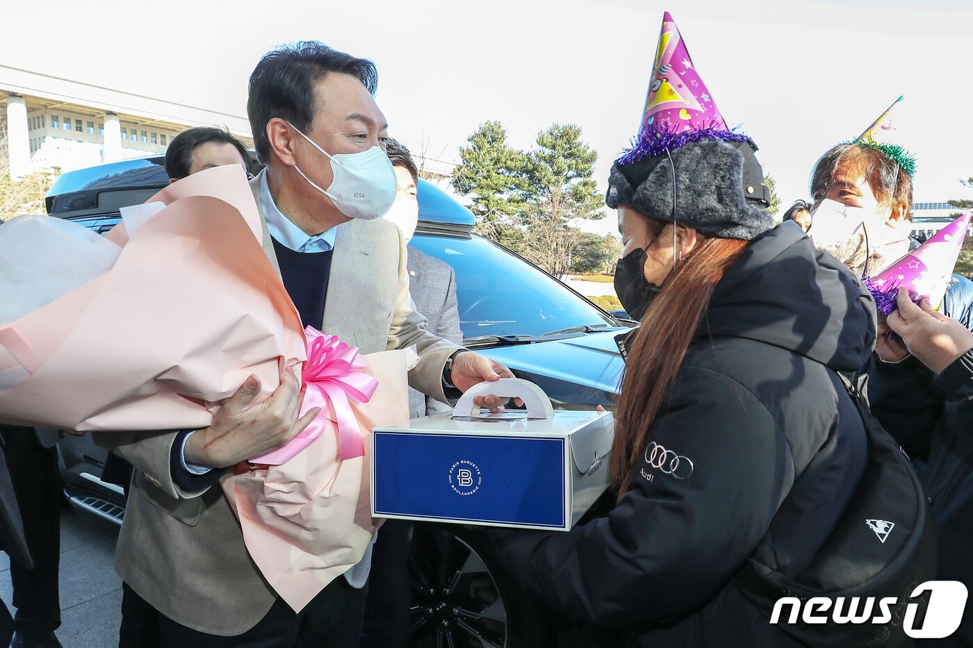 본문 이미지 - 생일을 맞은 윤석열 국민의힘 대선 후보가 18일 오전 서울 영등포구 여의도 의원회관 앞에서 지지자들로부터 케이크를 선물 받고 있다. 2021.12.18/뉴스1 ⓒ News1 민경석 기자