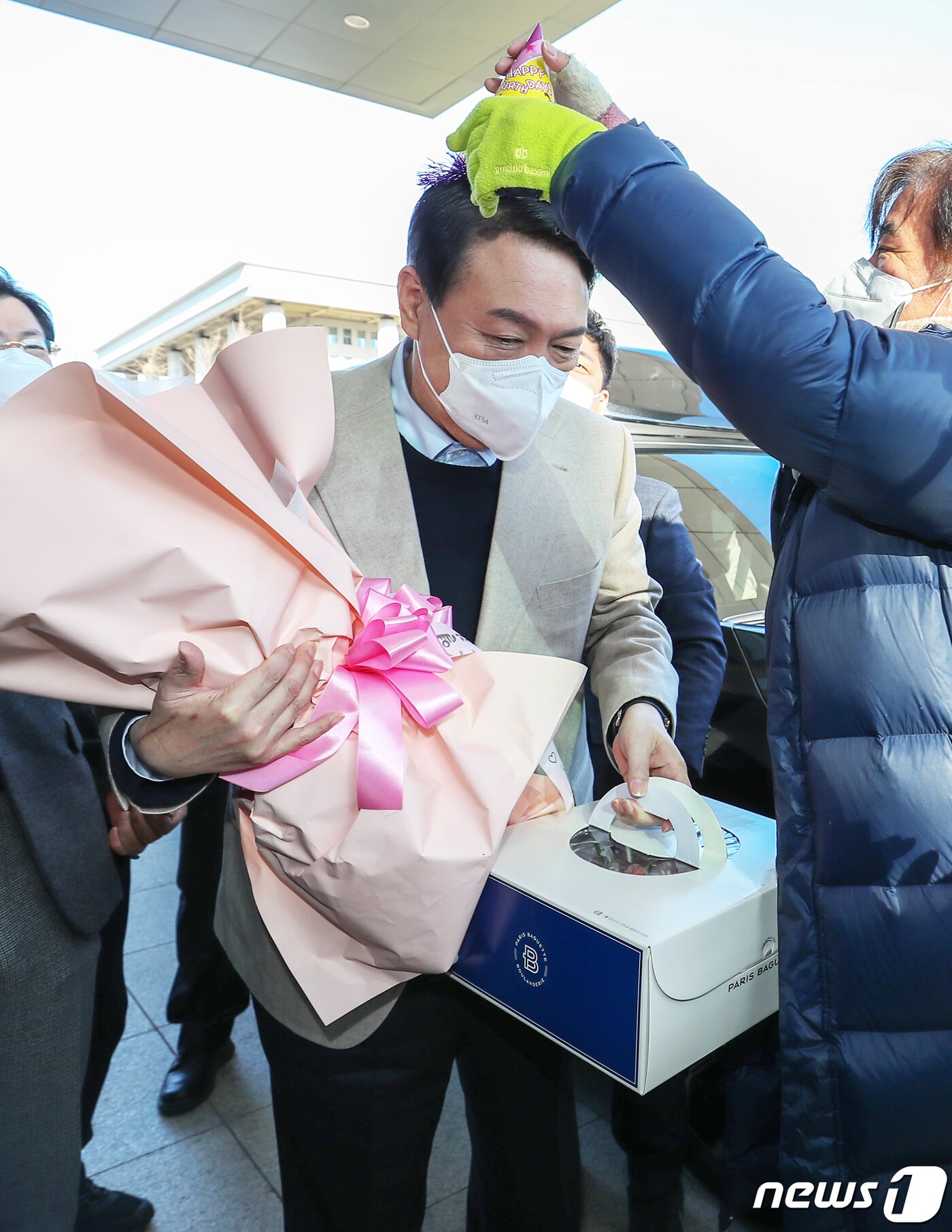 본문 이미지 - 생일을 맞은 윤석열 국민의힘 대선 후보가 18일 오전 서울 영등포구 국회의원회관 앞에서 지지자들로부터 축하를 받고 있다. 2021.12.18/뉴스1 ⓒ News1 민경석 기자