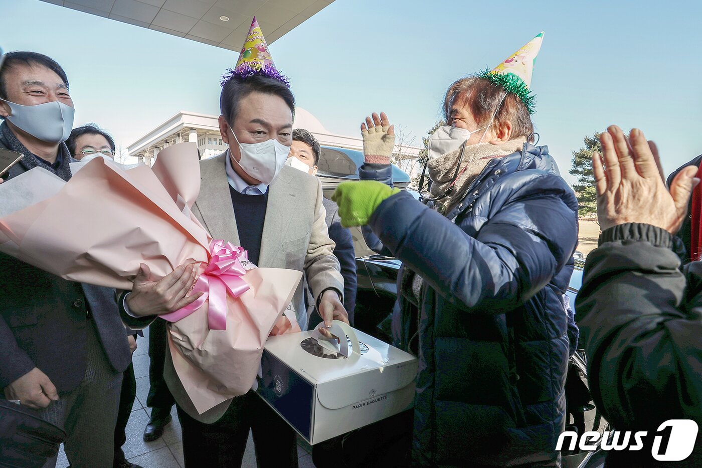 본문 이미지 - 생일을 맞은 윤석열 국민의힘 대선 후보가 18일 오전 서울 영등포구 국회의원회관 앞에서 지지자들로부터 축하를 받고 있다. 2021.12.18/뉴스1 ⓒ News1 민경석 기자