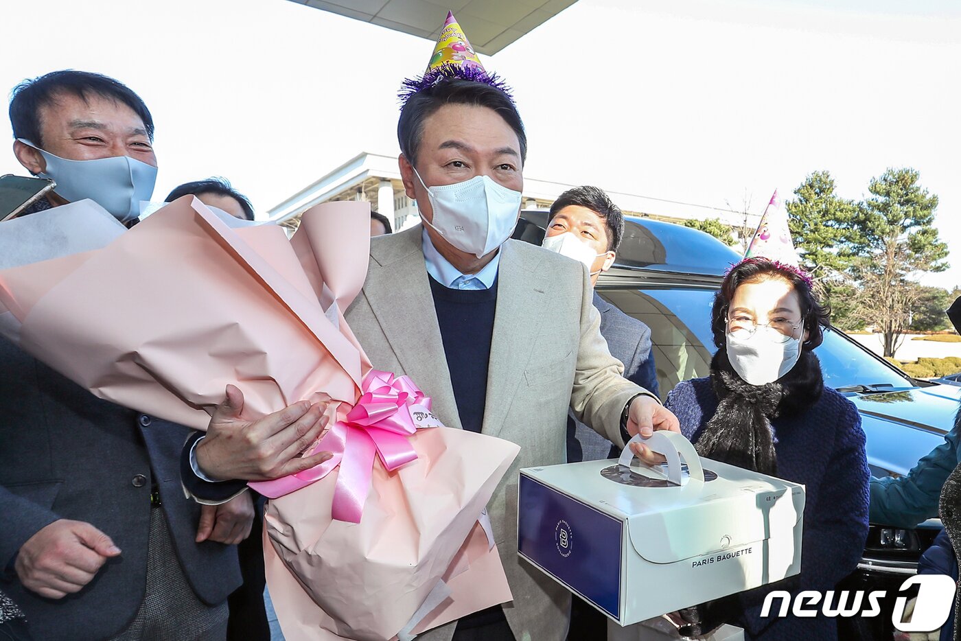 본문 이미지 - 생일을 맞은 윤석열 국민의힘 대선 후보가 18일 오전 서울 영등포구 국회의원회관 앞에서 지지자들로부터 축하를 받고 있다. 2021.12.18/뉴스1 ⓒ News1 민경석 기자