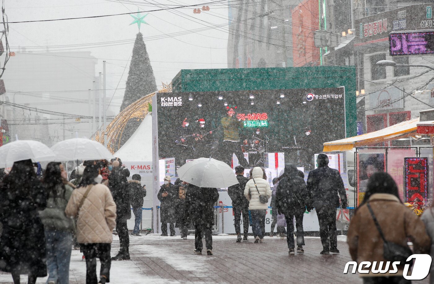 본문 이미지 - 대설주의보가 내린 18일 오후 서울 마포구 홍대 인근에서 시민들이 눈을 맞으며 걷고 있다. 2021.12.18/뉴스1 ⓒ News1 안은나 기자
