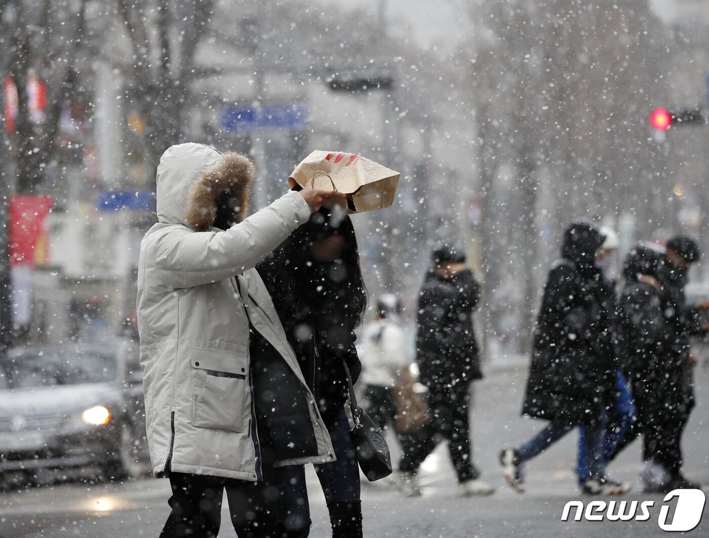 본문 이미지 - 올겨울 첫 대설주의보가 내린 18일 오후 서울 마포구 홍대 인근에서 시민들이 눈을 맞으며 걷고 있다. 2021.12.18/뉴스1 ⓒ News1 안은나 기자