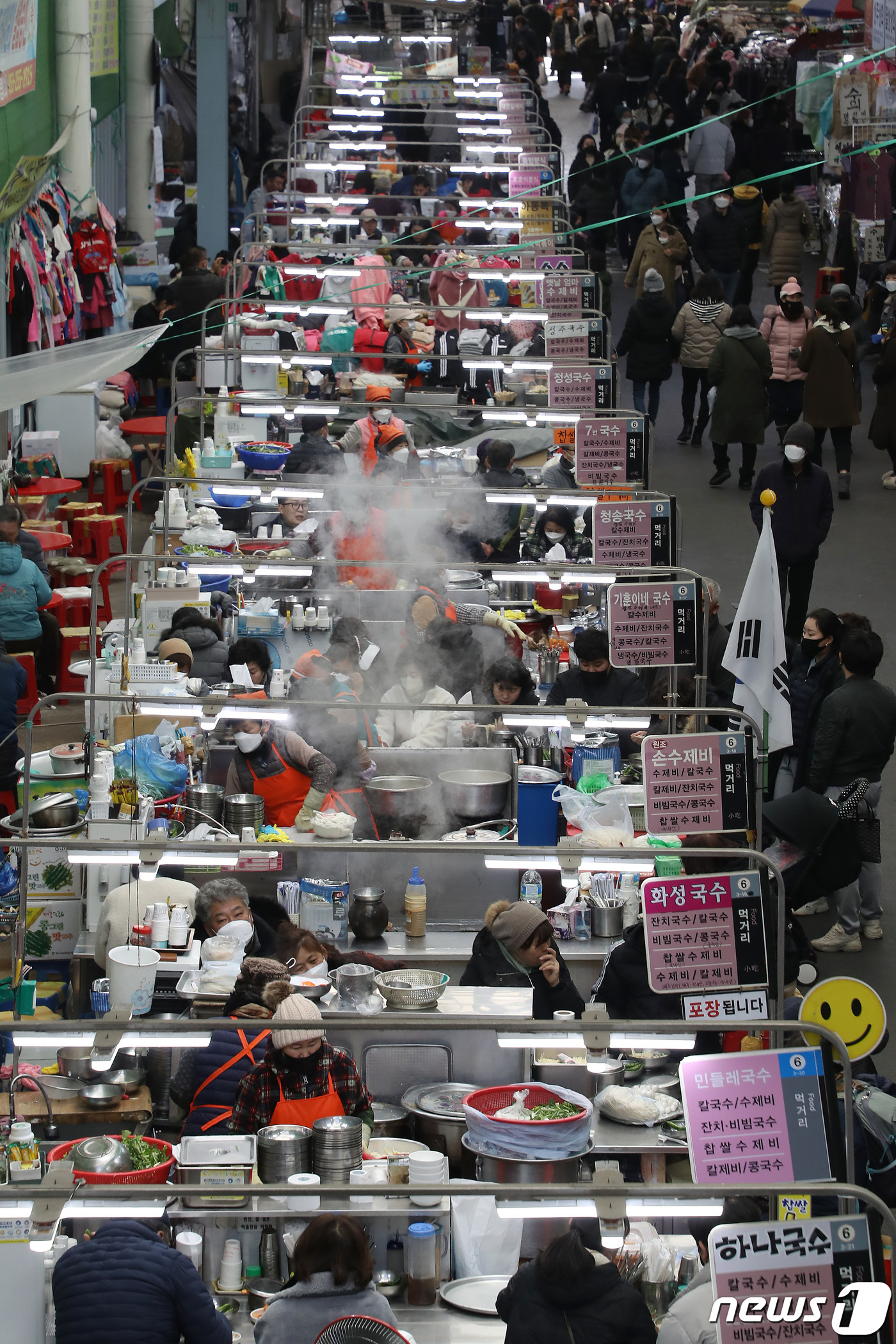 (대구=뉴스1) 공정식 기자 = 코로나19 확산으로 인한 거리두기 강화 첫 일요일인 19일 오후 평년기온을 회복한 가운데 대구 중구 서문시장 국수골목이 시민들로 붐비고 있다. 20 …