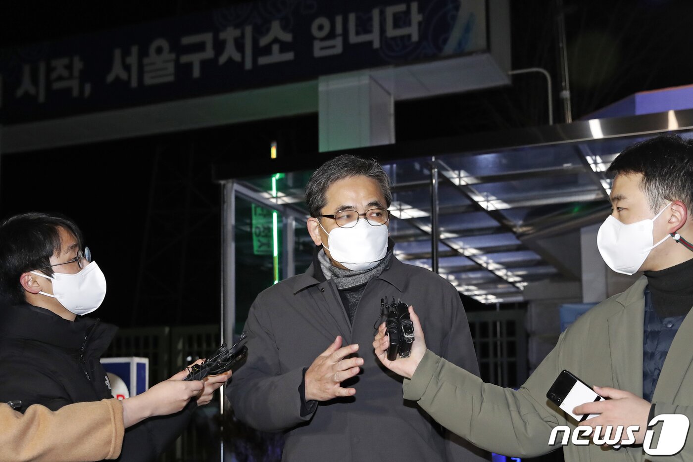 본문 이미지 - 대장동 개발 로비·특혜 의혹과 관련해 이른바 &#39;50억 클럽&#39;에 거론된 곽상도 전 의원이 2일 새벽 구속영장이 기각돼 경기 의왕 서울구치소를 나서며 입장을 밝히고 있다. 전날 서울중앙지법 서보민 영장전담 부장판사는 1일 특정경제범죄처벌법상 알선수재 혐의를 받는 곽 전 의원에 대해 &#34;범죄 성립 여부에 대한 다툼의 여지가 있어 피의자의 방어권 보장이 필요한 것으로 보이는 반면, 구속의 사유 및 필요성·상당성에 대한 소명이 부족하다＂고 구속영장 청구를 기각했다. 2021.12.2/뉴스1 ⓒ News1 이승배 기자