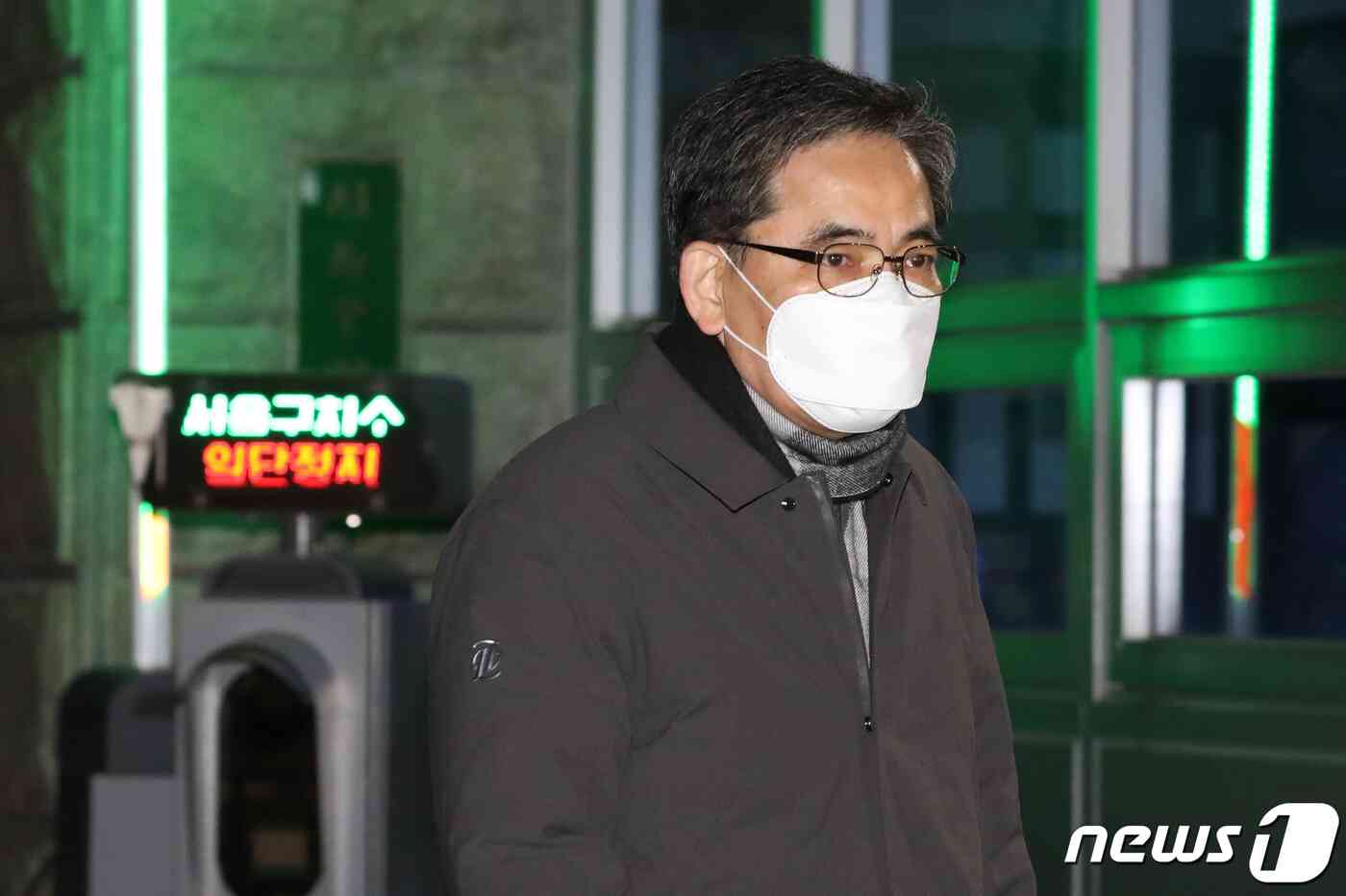 대장동 개발 로비·특혜 의혹과 관련해 이른바 '50억 클럽'에 거론된 곽상도 전 의원이 2일 새벽 구속영장이 기각돼 경기 의왕 서울구치소를 나서고 있다. 전날 서울중앙지법 서보민 영장전담 부장판사는 1일 특정경제범죄처벌법상 알선수재 혐의를 받는 곽 전 의원에 대해