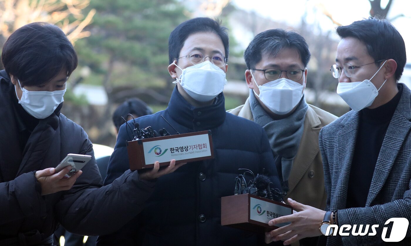 본문 이미지 - 고발사주 의혹의 핵심 피의자인 손준성 대구고검 인권보호관이 2일 오전 서울 서초구 중앙지방법원에서 열린 구속 전 피의자심문&#40;영장실질심사&#41;에 출석하고 있다. 2021.12.2/뉴스1 ⓒ News1 김명섭 기자