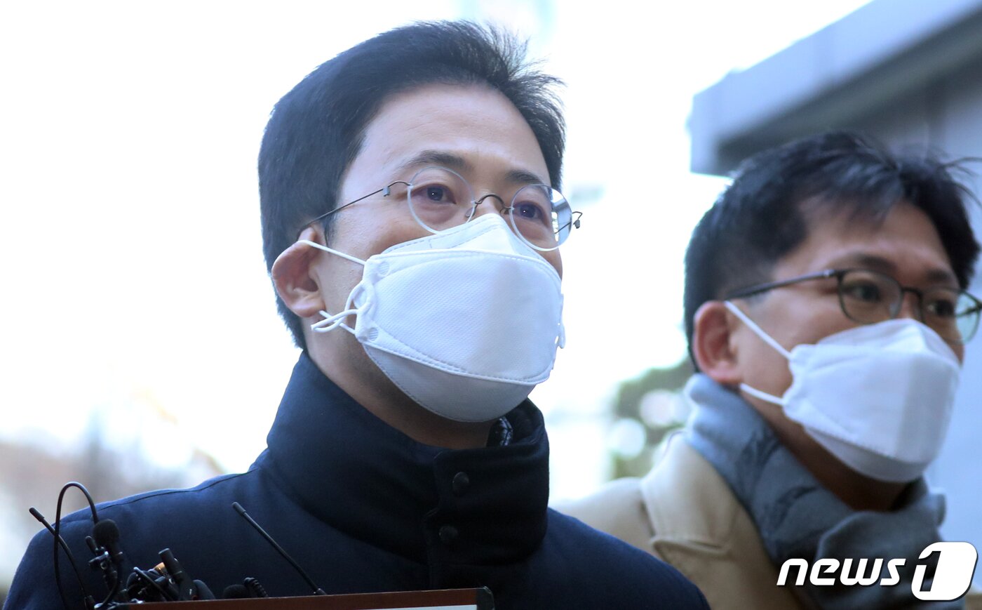 본문 이미지 - 고발사주 의혹의 핵심 피의자인 손준성 대구고검 인권보호관이 2일 오전 서울 서초구 중앙지방법원에서 열린 구속 전 피의자심문&#40;영장실질심사&#41;에 출석하고 있다. 2021.12.2/뉴스1 ⓒ News1 김명섭 기자