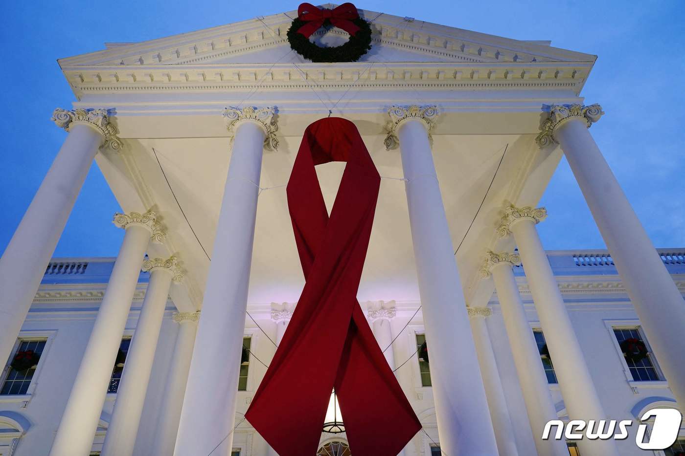 본문 이미지 - 1일 &#40;현지시간&#41; 워싱턴 백악관에 세계 에이즈의 날을 맞아 에이즈 환자의 인권을 보호하고 지지를 나타내는 붉은 리본이 장식돼 있다. ⓒ AFP=뉴스1 ⓒ News1 우동명 기자