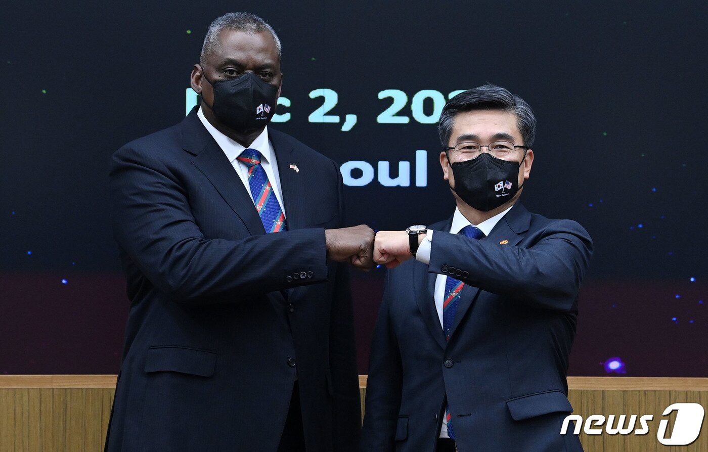 본문 이미지 - 서욱 국방부 장관(오른쪽)과 로이드 오스틴 미국 국방부 장관이 2일 오전 서울 용산구 국방부 대회의실에서 열린 제53차 한미안보협의회의(SCM) 확대회담에서 기념촬영을 하고 있다. 2021.12.2/뉴스1 ⓒ News1 사진공동취재단