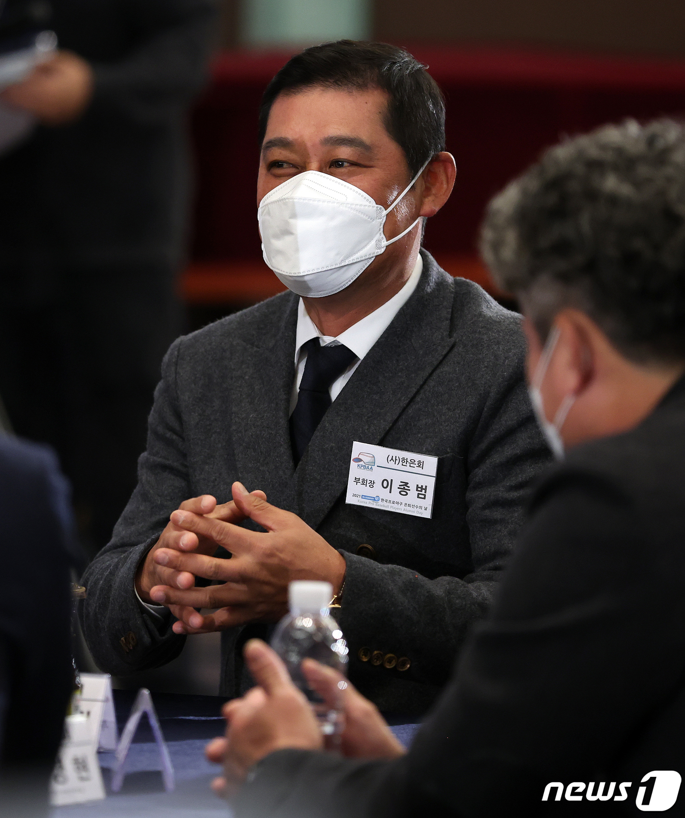 (서울=뉴스1) 김진환 기자 = 이종범 LG 트윈스 코치가 2일 서울 강남구 호텔 리베라 청담 베르사이유홀에서 열린 ‘한국프로야구 은퇴선수의 날’에 참석하고있다. 2021.12.2 …