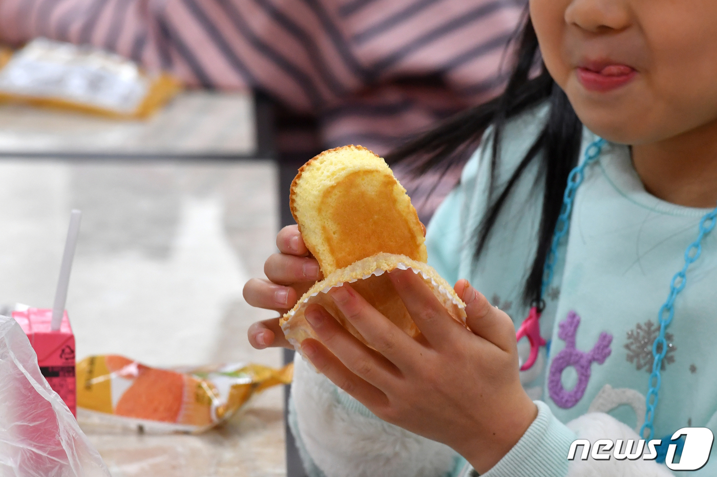 (서울=뉴스1) 안은나 기자 = 돌봄전담사와 급식조리사 등 교육공무직 노동조합원들이 임금과 수당 인상을 요구하면서 총파업에 돌입한 2일 서울 마포구 아현초등학교에서 어린이들이 빵과 …