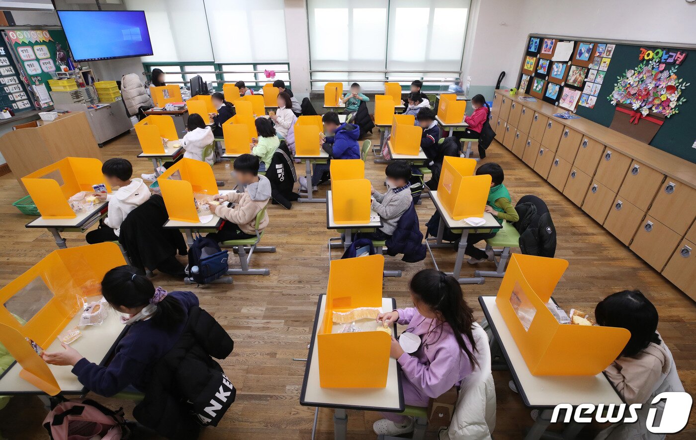 본문 이미지 - 급식과 돌봄 등을 책임지는 학교 비정규직 노동자들이 처우개선을 촉구하며 2차 총파업에 돌입한 2일 서울 한 초등학교에서 학생들이 대체식으로 준비된 빵과 과일, 주스 등을 먹고 있다. 2021.12.2/뉴스1 ⓒ News1 박정호 기자