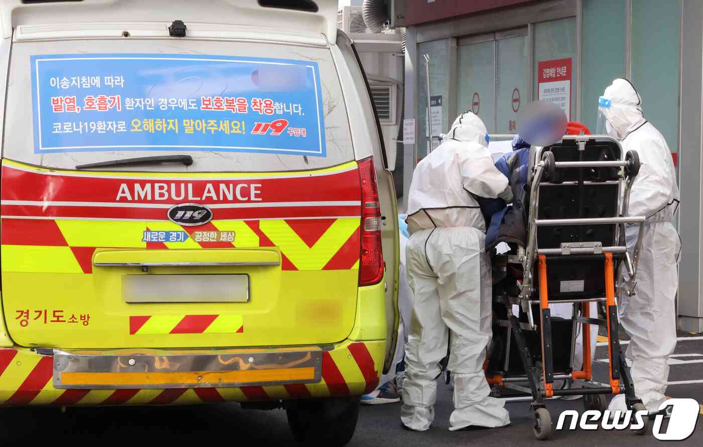 방역당국 관계자들이 2일 오전 오미크론 변이 확진자가 치료 중인 것으로 알려진 인천시의 한 병원 음압치료병상 출입구에서 코로나19 환자를 옮기고 있다. 2021.12.2/뉴스1 © News1 정진욱 기자
