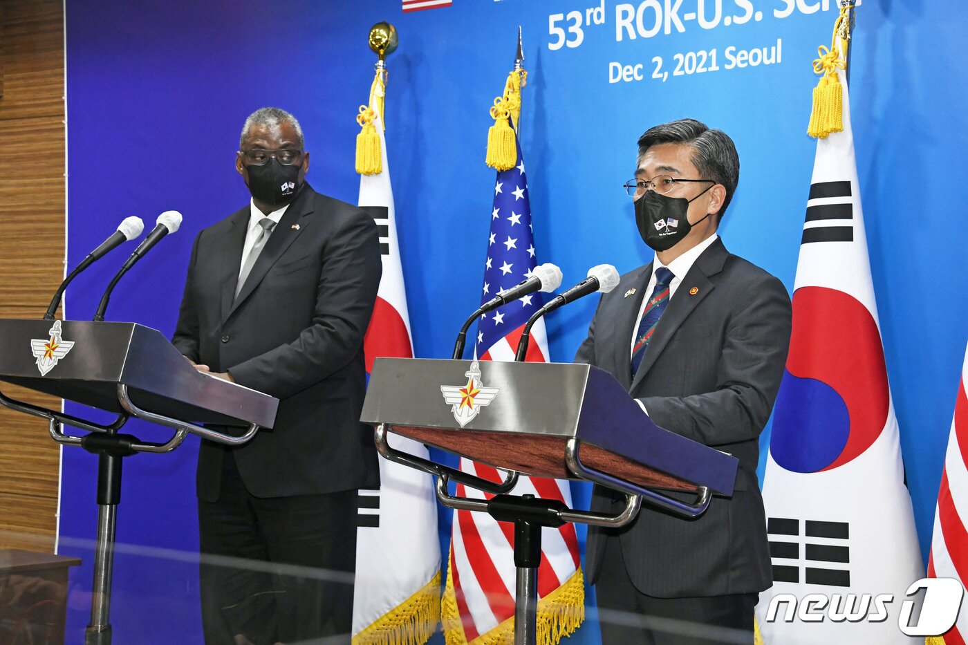 본문 이미지 - 서욱 국방부 장관(오른쪽)과 로이드 오스틴 미국 국방장관이 2일 서울 용산구 국방부 청사에서 열린 제53차 한미안보협의회의(SCM) 뒤 공동 기자회견을 하고 있다. 2021.12.2/뉴스1 ⓒ News1 사진공동취재단