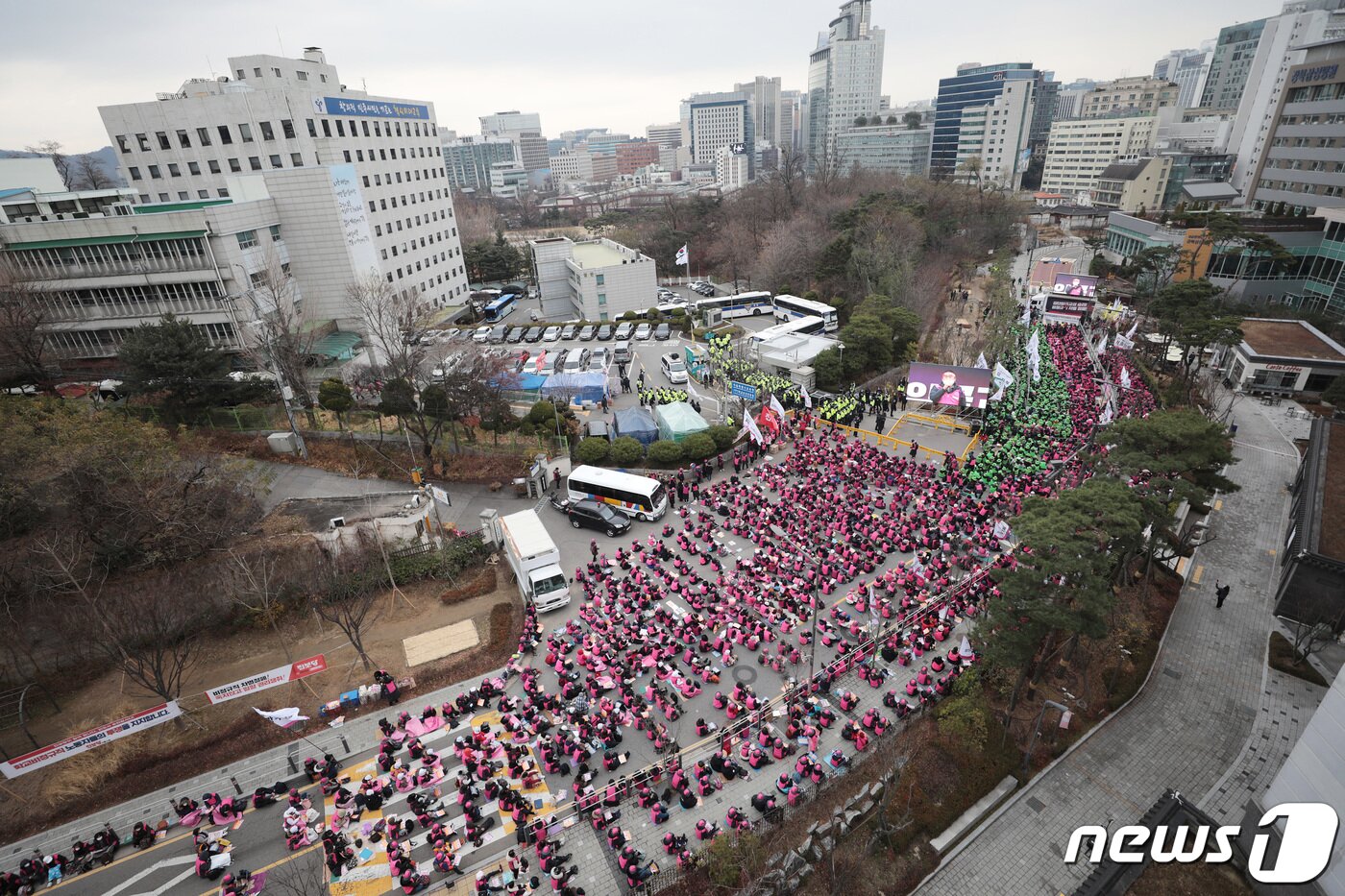 본문 이미지 - 전국학교비정규직연대회의(학비연대) 관계자들이 2일 서울 종로구 서울시교육청 앞에서 열린 '전국학교비정규직연대회의 총파업 결의대회'를 위해 결집해 있다. 2021.12.2/뉴스1 ⓒ News1 이성철 기자