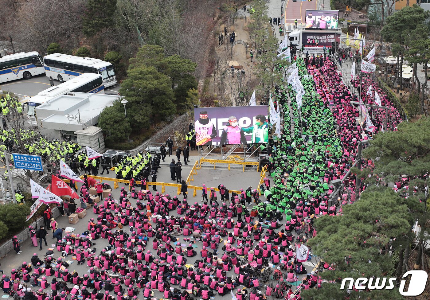 본문 이미지 - 전국학교비정규직연대회의(학비연대) 관계자들이 2일 서울 종로구 서울시교육청 앞에서 열린 '전국학교비정규직연대회의 총파업 결의대회'를 위해 결집해 있다. 2021.12.2/뉴스1 ⓒ News1 이성철 기자