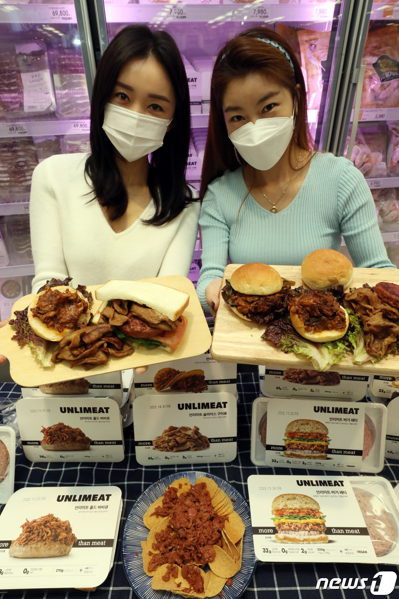 (서울=뉴스1) = 2일 오전 이마트 용산점 축산 매장에서 모델들이 식물성 대체육 브랜드 '언리미트' 4종을 소개하고 있다. 이마트는 이날부터 수도권 20개점 내 축산 매장에서 푸 …