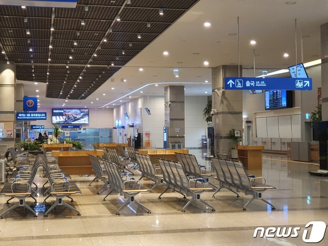 본문 이미지 - 부산항국제여객터미널 3층 출국장이 텅 비어 있다.2021.12.2ⓒ 뉴스1 손연우기자