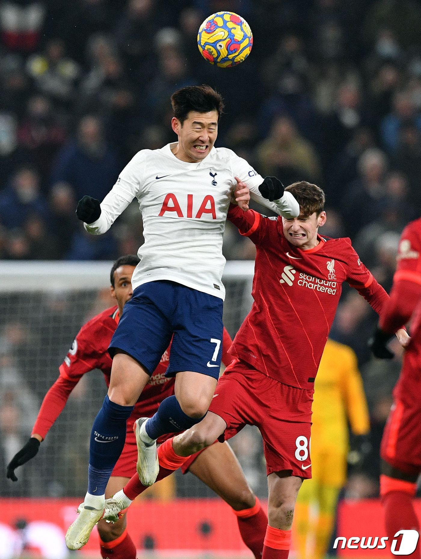 (런던 AFP=뉴스1) 우동명 기자 = 토트넘의 손흥민이 19일(현지시간) 영국 런던 토트넘 홋스퍼 스타디움에서 열린 프리미어리그(EPL) 리버풀과 경기서 상대 선수 타일러 모튼과 …