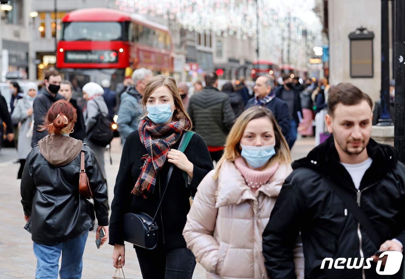 본문 이미지 - 영국 런던 옥스퍼드 스트릿의 2021년 12월 15일 모습. ⓒ AFP=뉴스1 자료 사진