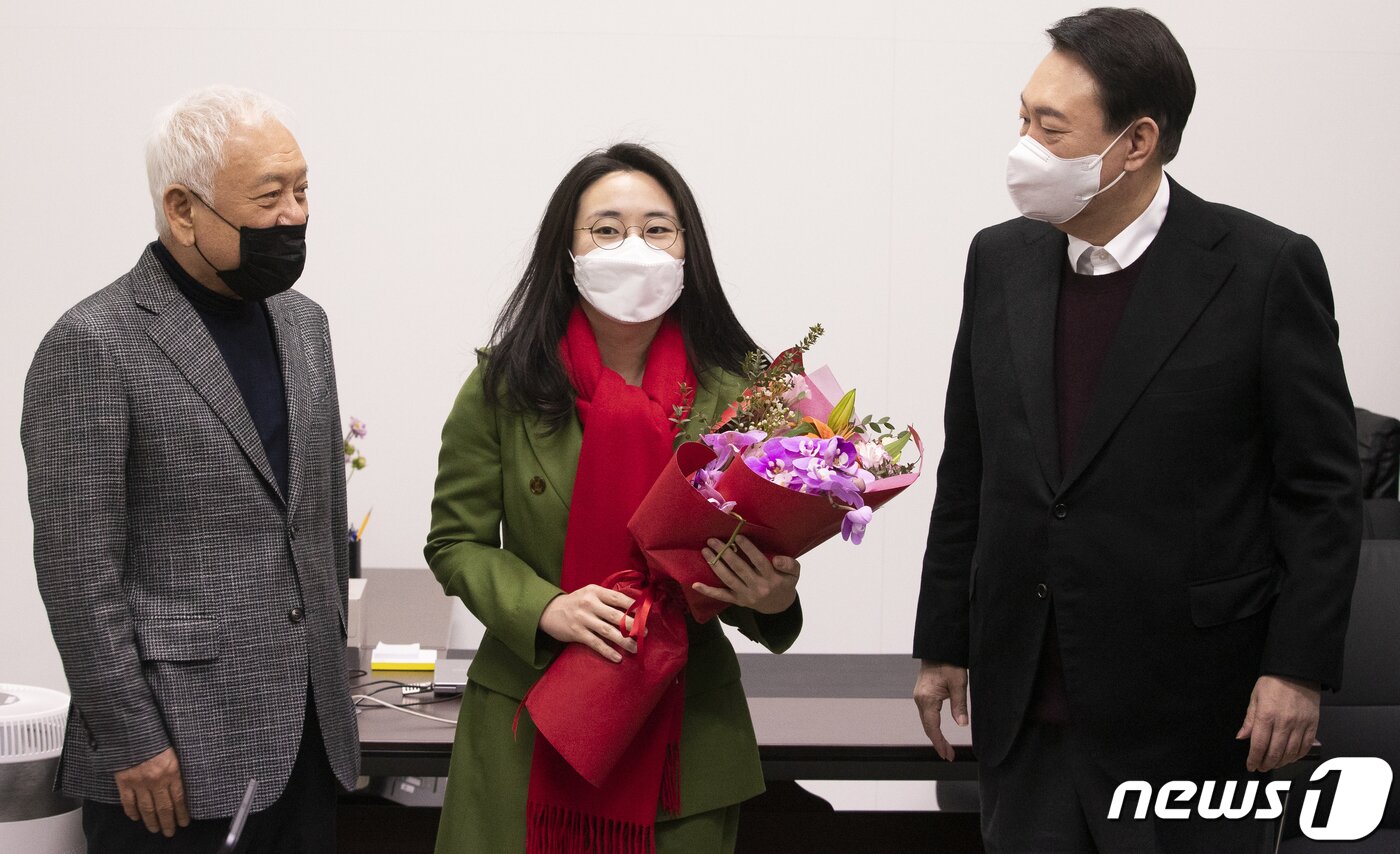 본문 이미지 - 윤석열 국민의힘 대선 후보가 20일 서울 여의도 새시대준비위원회 위원장실에서 열린 영입인사 환영식에서 김한길 위원장, 신지예 한국여성정치 네트워크 대표와 기념촬영을 하고 있다. 2021.12.20/뉴스1 ⓒ News1 오대일 기자