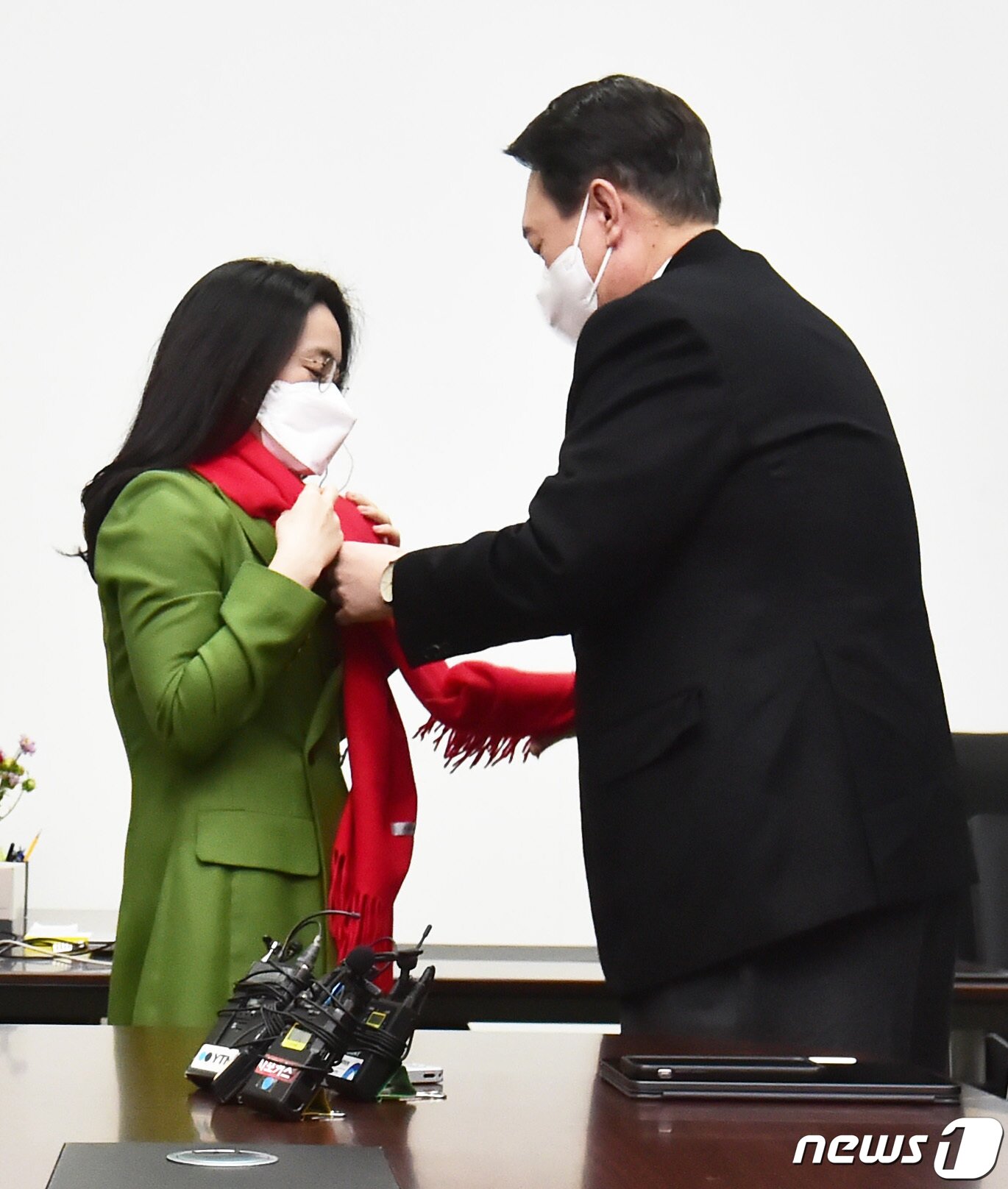 본문 이미지 - 윤석열 국민의힘 대선 후보가 20일 서울 여의도 새시대준비위원회 위원장실에서 열린 영입인사 환영식에서 신지예 한국여성정치 네트워크 대표에게 환영 목도리를 걸어주고 있다. 신 대표는 윤 후보 직속 기구인 새시대준비위원회 수석부위원장으로 활동한다. 2021.12.20/뉴스1 ⓒ News1 구윤성 기자