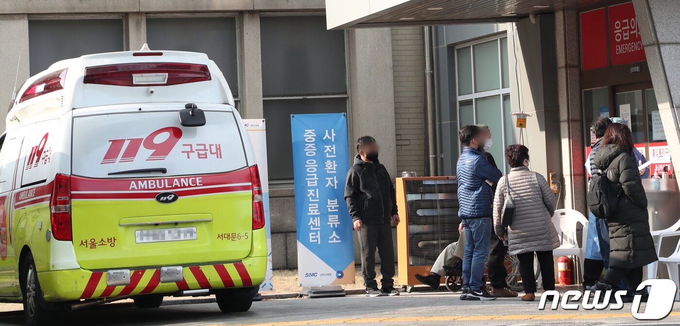 본문 이미지 - 20일 서울 한 병원 응급실 앞에서 환자와 가족들이 대기하고 있다. ⓒ News1 김명섭 기자
