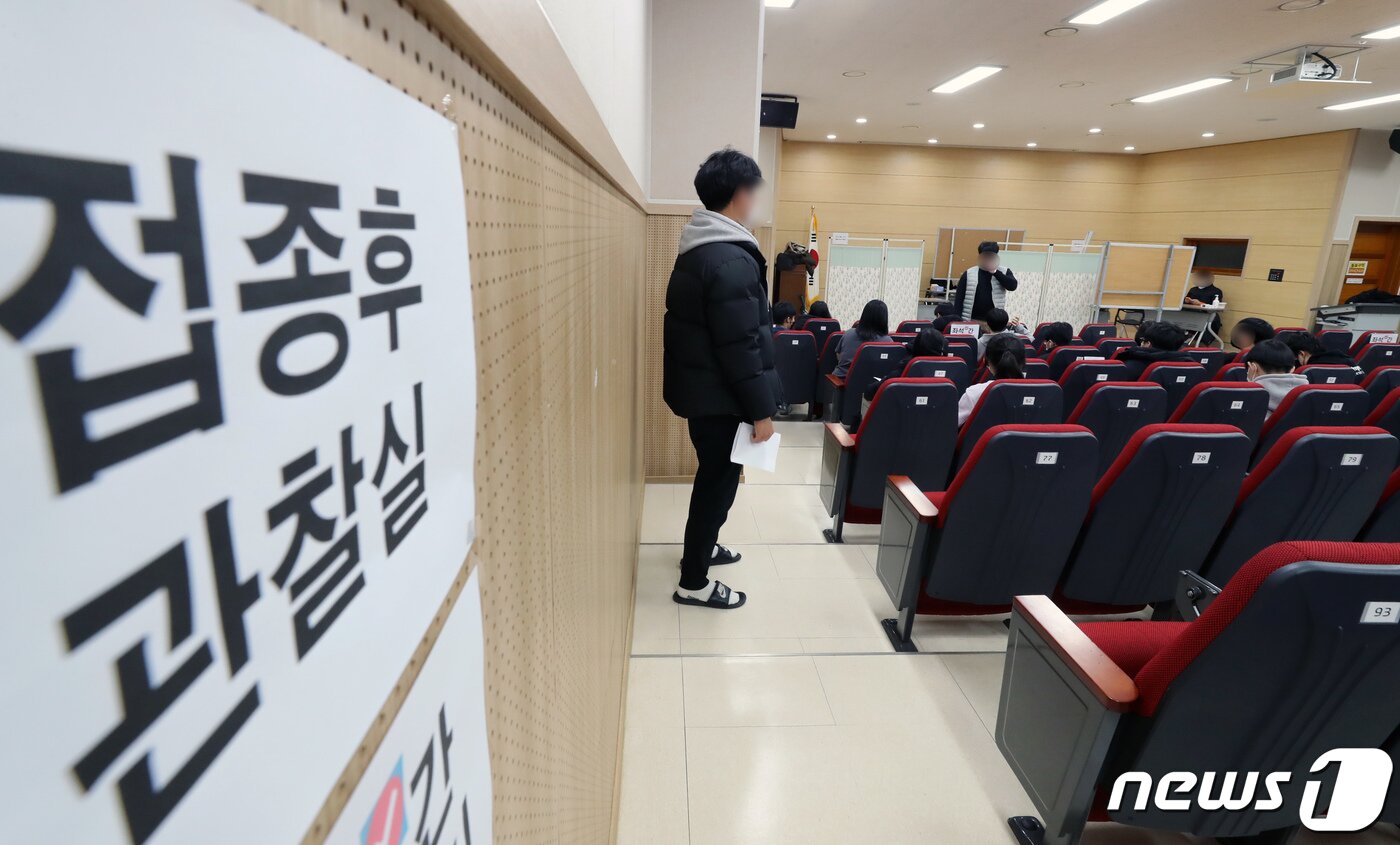 본문 이미지 - 세종시에 위치한 찾아가는 백신접종 거점 학교에서 중학생들이 코로나19 백신을 접종한 뒤 이상반응을 관찰하고 있다./뉴스1 ⓒ News1 장수영 기자