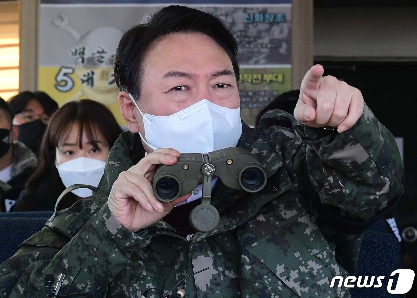 본문 이미지 - 윤석열 국민의힘 대선후보가 20일 강원 철원군 육군 3사단 백골부대 OP(관측소)를 찾아 손식 사단장의 설명을 들으며 전방지역을 바라보고 있다. 2021.12.20/뉴스1 ⓒ News1 국회사진취재단
