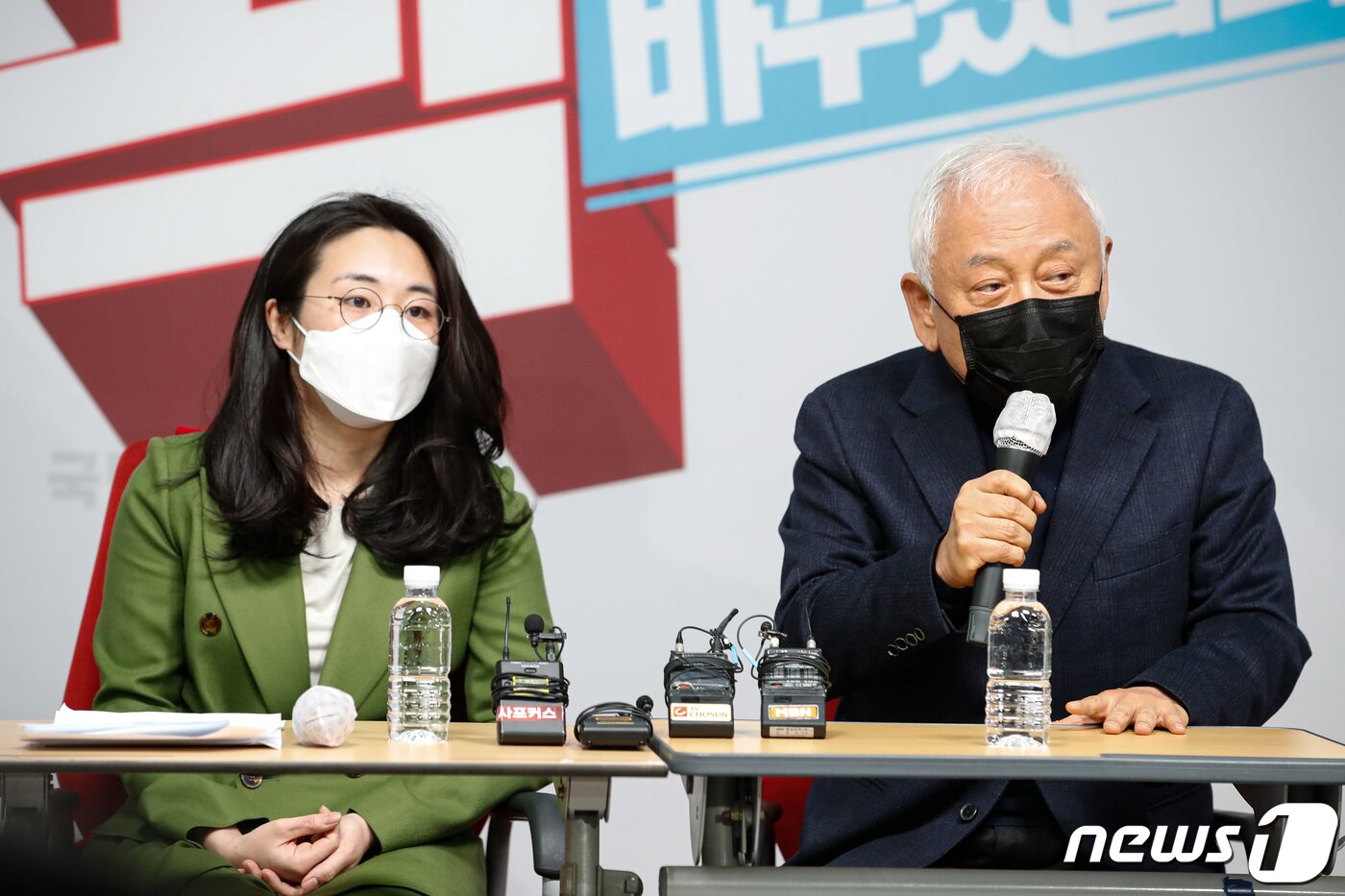 본문 이미지 - 김한길 국민의힘 새시대준비위원회 위원장이 20일 오후 서울 여의도 국민의힘 당사에서 기자간담회를 갖고 있다. 왼쪽은 이날 합류한 신지예 수석 부위원장. 2021.12.20/뉴스1 ⓒ News1 이승배 기자