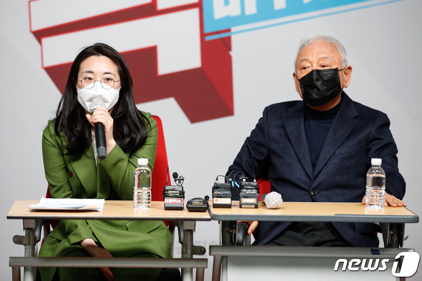 본문 이미지 - 신지예 신임 국민의힘 새시대준비위원회 수석부위원장이 20일 오후 서울 여의도 국민의힘 당사에서 기자간담회를 갖고 있다. 오른쪽은 김한길 위원장. 2021.12.20/뉴스1 ⓒ News1 이승배 기자