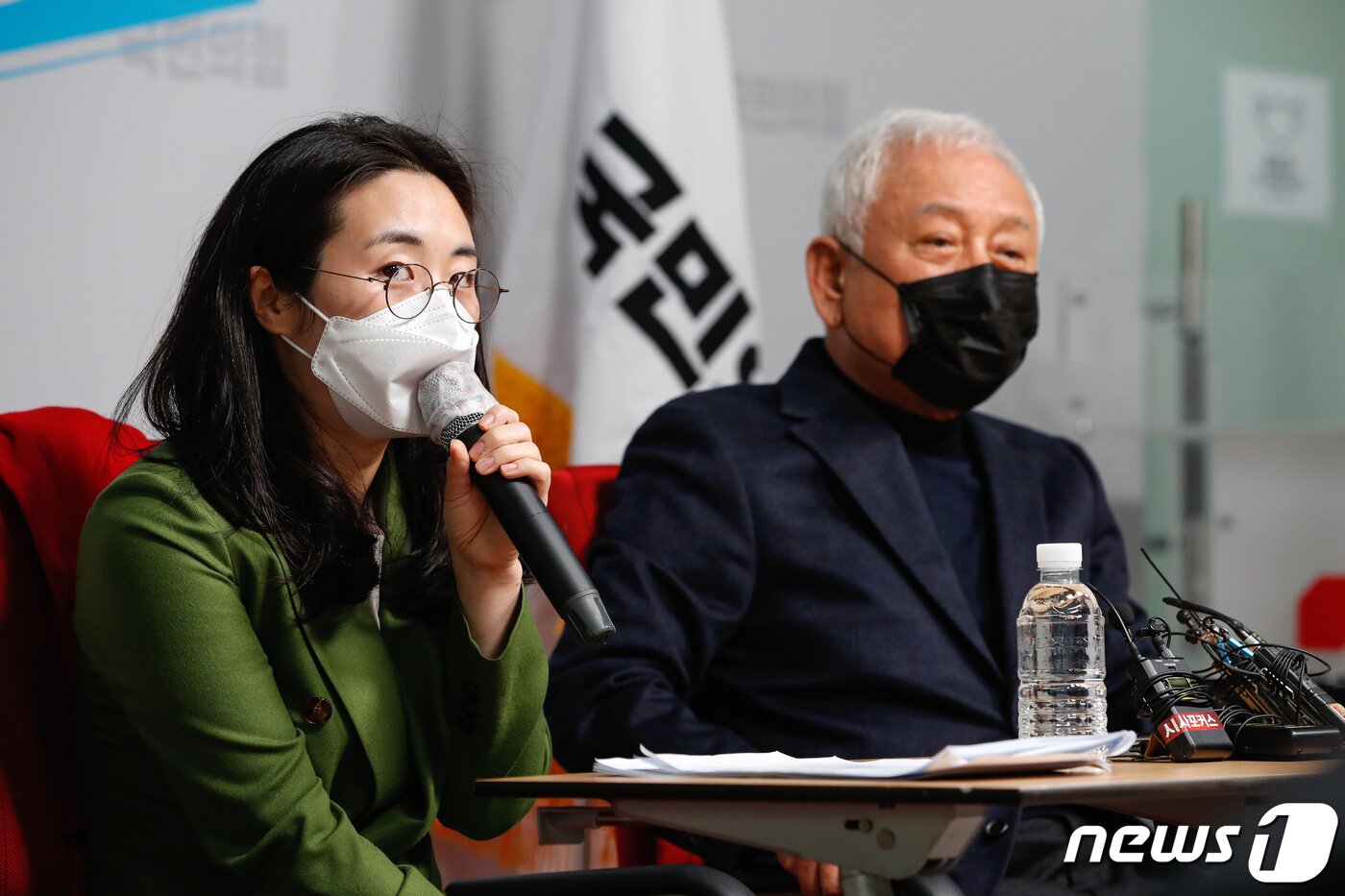 본문 이미지 - 신지예 신임 국민의힘 새시대준비위원회 수석부위원장이 20일 오후 서울 여의도 국민의힘 당사에서 기자간담회를 갖고 있다. 오른쪽은 김한길 위원장. 2021.12.20/뉴스1 ⓒ News1 이승배 기자