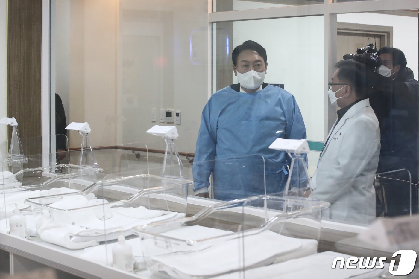 본문 이미지 - 윤석열 대통령이 지난 2021년 12월 대선 후보 시절 강원도 철원군 갈말읍 공공 산후조리원을 방문해 아기방을 둘러보고 있다. 2021.12.20/뉴스1 ⓒ News1 국회사진취재단