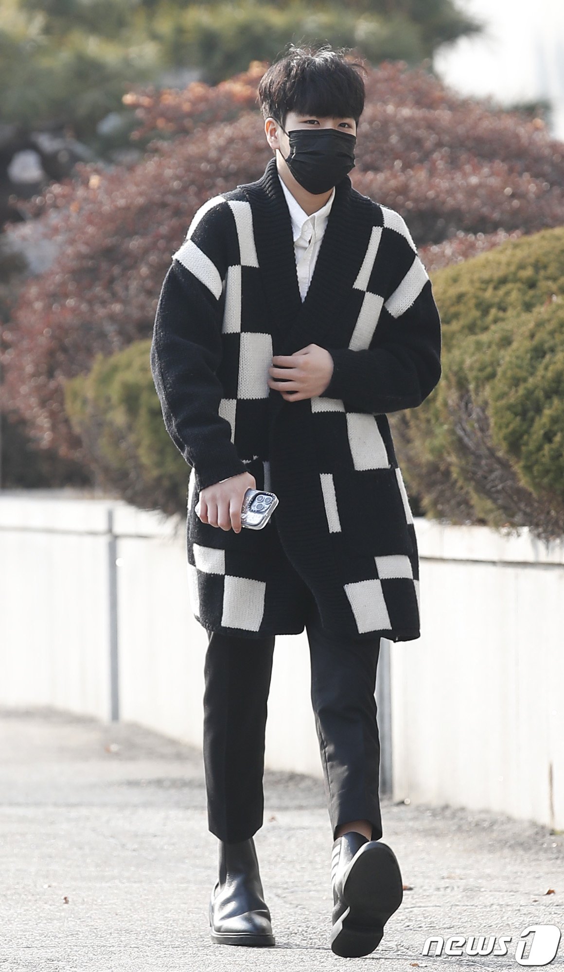 본문 이미지 - 가수 정동원이 20일 서울 영등포구 KBS 별관에서 진행되는 신년 특집 ‘가요무대’ 참석차 방송국으로 들어서고 있다. 2021.12.20/뉴스1 ⓒ News1 권현진 기자