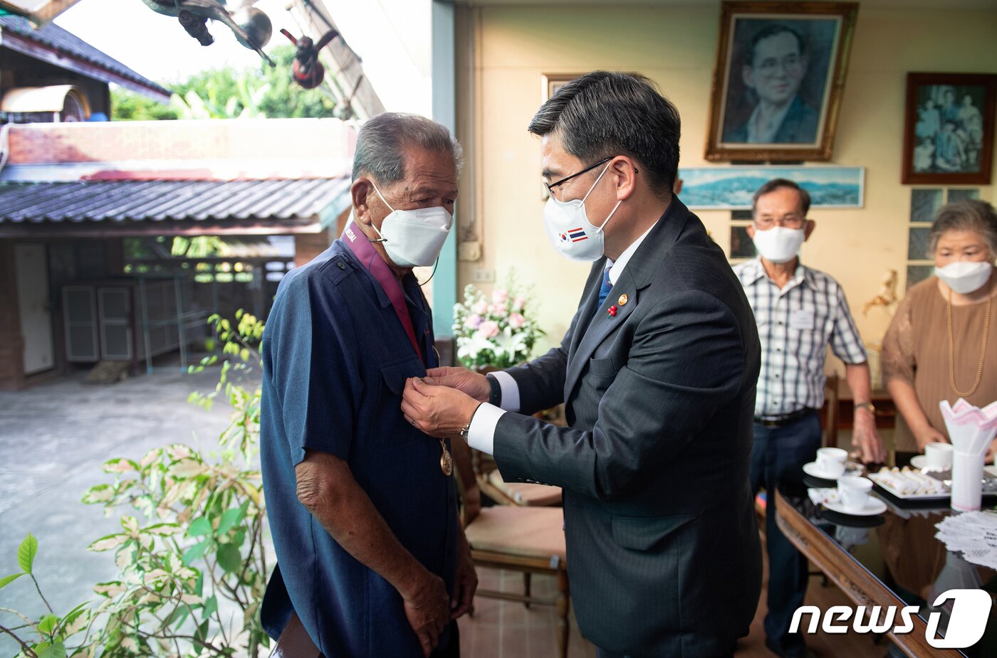 본문 이미지 - 서욱 국방부 장관이 19일(현지시간) 태국의 6·25전쟁 참전용사 자택을 방문, 참전용사 홍 위셋옹싸에게 '평화의 사도' 메달을 전달하고 있다. (국방부 제공) 2021.12.20/뉴스1
