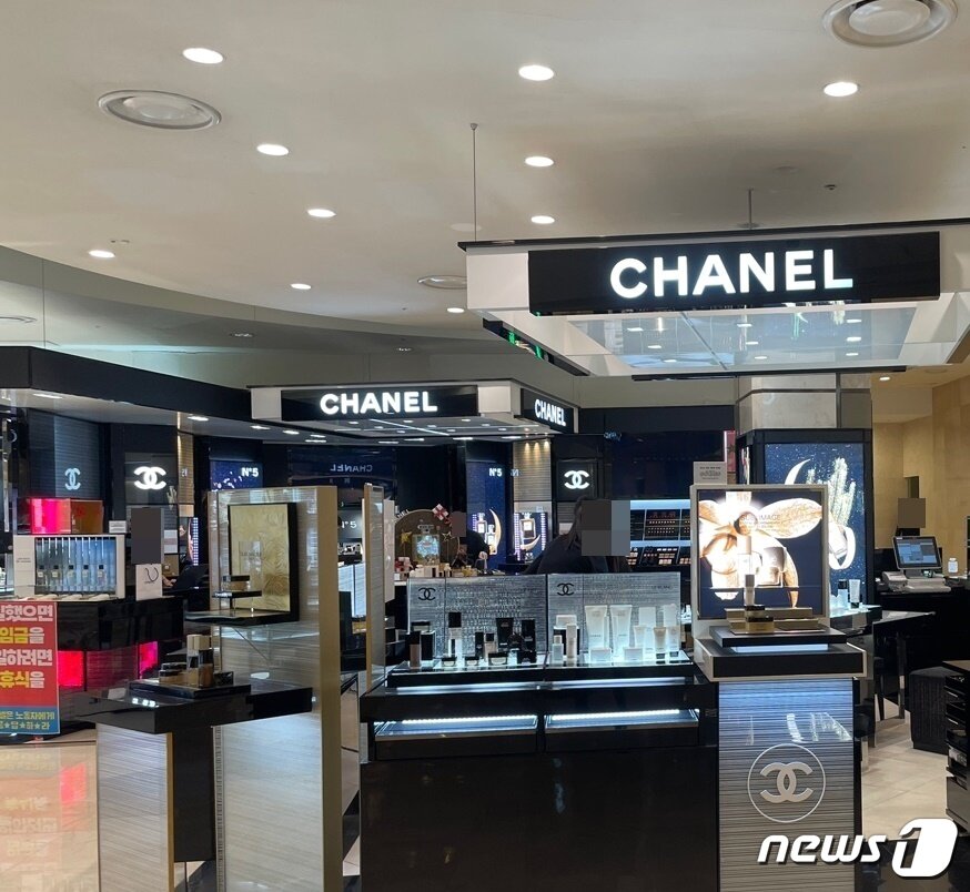 본문 이미지 - 이날 방문한 샤넬 화장품 매장에서는 매장 직원들이 고객 응대에 분주한 모습이었다. 왼쪽 벽에는 노조 파업 포스터가 부착돼 있다.(신민경 기자)ⓒ 뉴스1