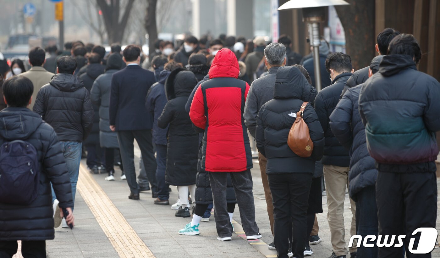 본문 이미지 - 신종 코로나바이러스 감염증(코로나19) 신규 확진자가 5202명을 기록한 21일 오전 서울 송파구보건소에 마련된 선별진료소에서 시민들이 검사를 받기 위해 줄 서 있다. 2021.12.21/뉴스1 ⓒ News1 안은나 기자