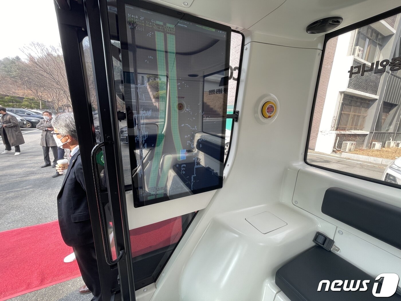 본문 이미지 - 교통대 자율주행 셔틀 내부에는 AI 카메라가 보내주는 데이터를 기반으로 셔틀 밖 도로 상황을 그래픽으로 볼 수 있는 시스템도 탑재했다.2021.12.21/ⓒ 뉴스1