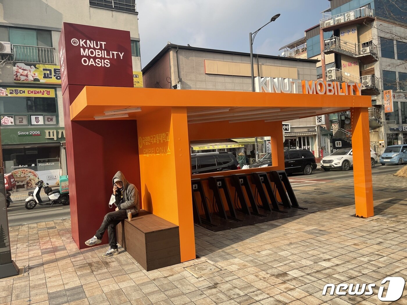 본문 이미지 - 교통대 자율주행 셔틀 학교 앞 상점가 정거장에는 전기자전거도 배치해 학생들이 어디서든 쉽게 이동할 수 있게 했다.2021.12.21/ ⓒ 뉴스1