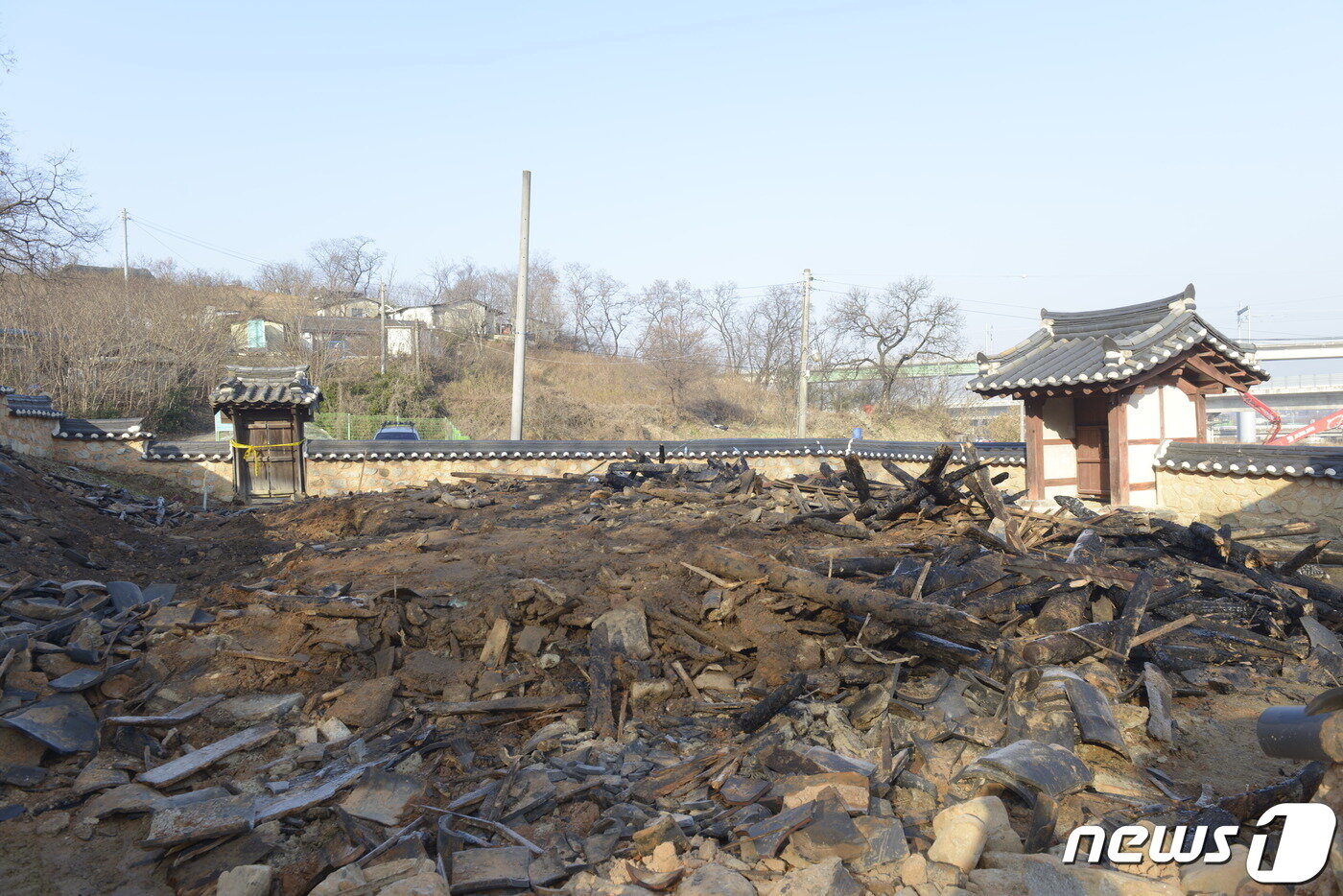 본문 이미지 - 불에 탄 본당건물. 2021.12.21ⓒ 뉴스1/이성덕 기자
