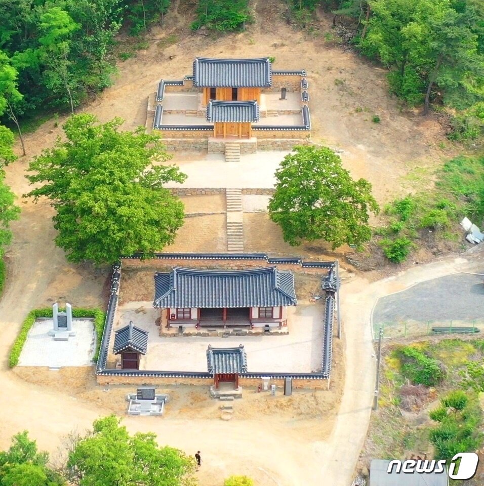 본문 이미지 - 화재 전 모습. 사진 아래 건물이 고산서당, 윗 건물은 고산사당.(대구 수성구청 제공)ⓒ 뉴스1