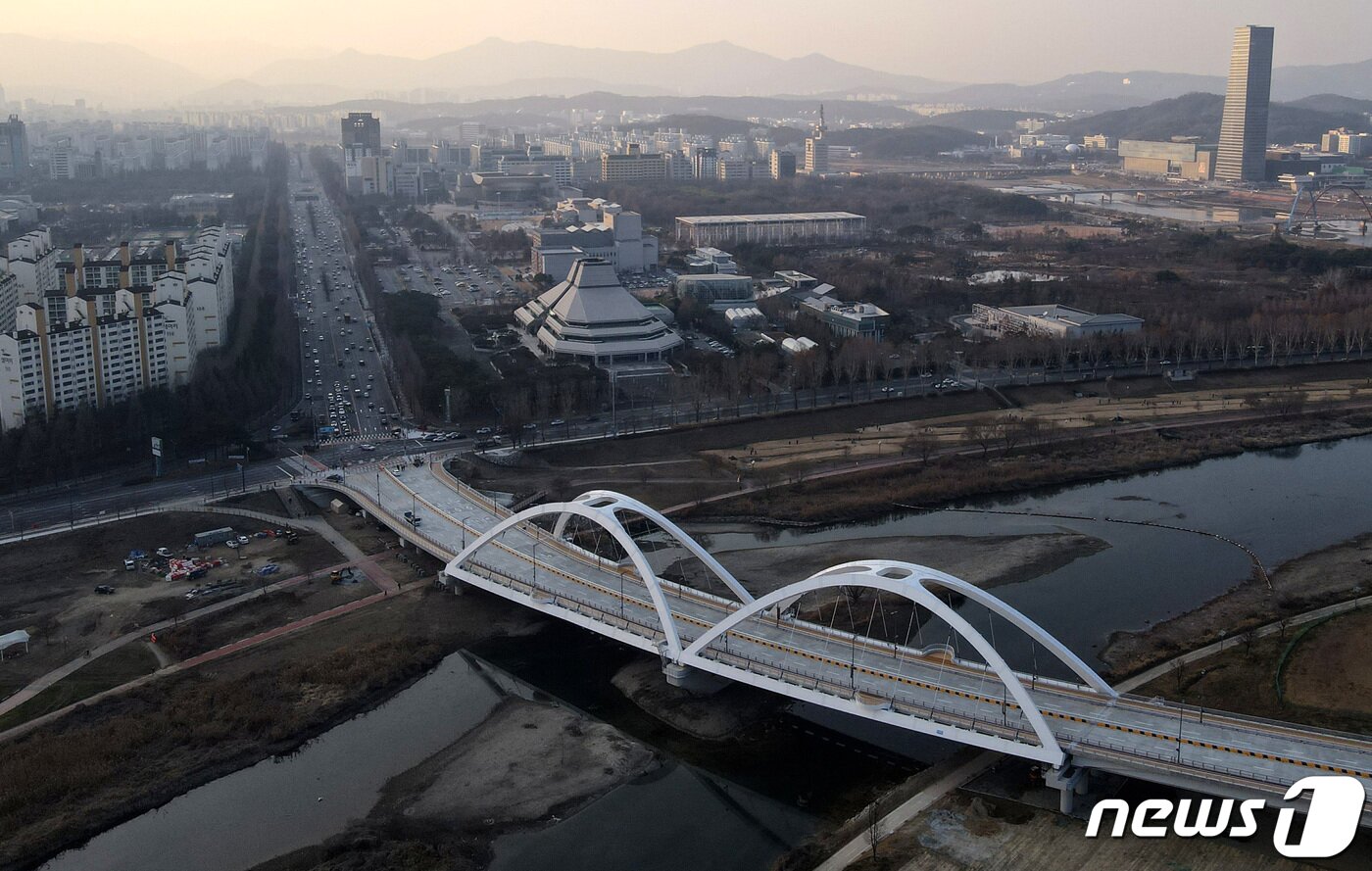 본문 이미지 - 대전 유등천을 가로질러 서구 평송수련원에서 대덕구 대화동 대전산업단지로 연결되는 한샘대교 모습. 기사와 관련 없음. 2021.12.21 ⓒ 뉴스1 김기태 기자